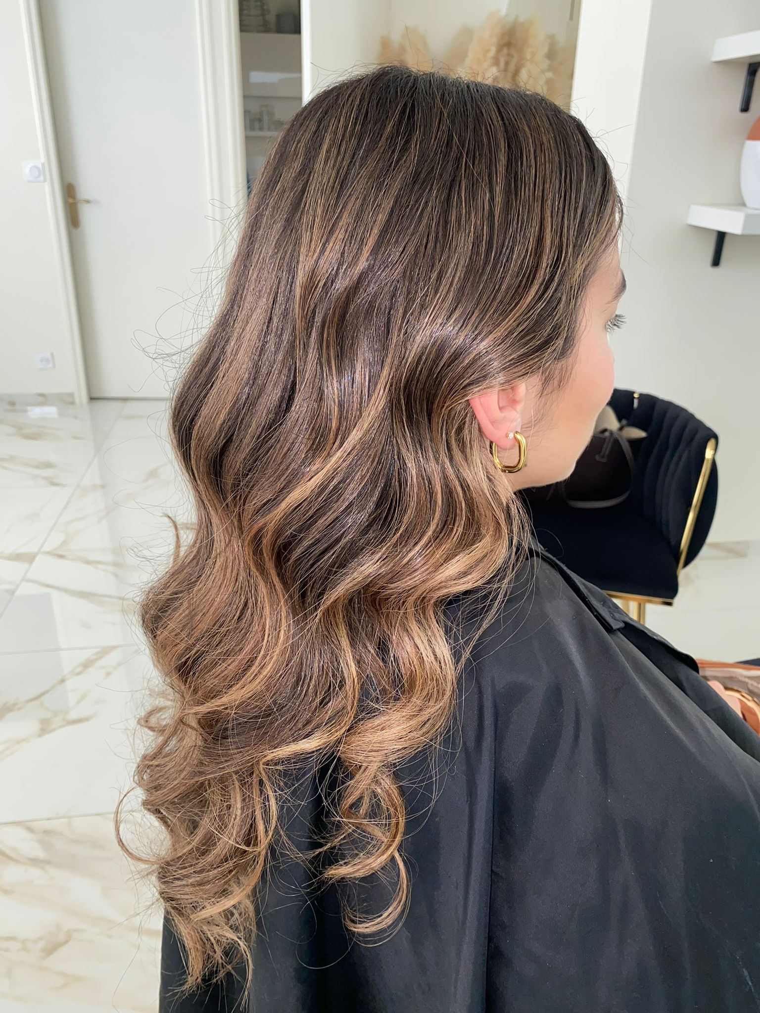 balayage doré sur cheveux chatain et wavy
